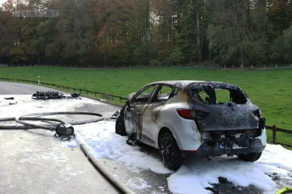 Schlimmer Unfall in Bissendorf: Motorradfahrer stirbt bei Zusammenstoß mit Auto, Fahrzeuge gehen in Flammen auf Schlimmer Unfall in Bissendorf: Motorradfahrer stirbt bei Zusammenstoß mit Auto, Fahrzeuge gehen in Flammen auf