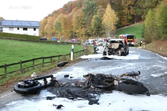 Schlimmer Unfall in Bissendorf: Motorradfahrer stirbt bei Zusammenstoß mit Auto, Fahrzeuge gehen in Flammen auf Schlimmer Unfall in Bissendorf: Motorradfahrer stirbt bei Zusammenstoß mit Auto, Fahrzeuge gehen in Flammen auf
