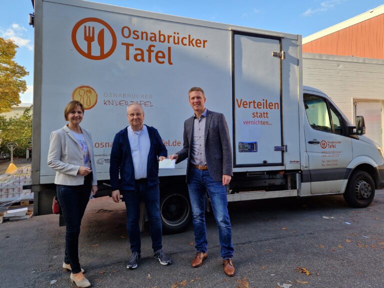 Astrid Vieth (Geschäftsführerin IPW) und Rudolf Stromann (Geschäftsführer IPW) überreichen Hermann Große-Marke (Osnabrücker Tafel) die Spende in Höhe von 3.000 Euro. / Foto IPW Ingenieurplanung