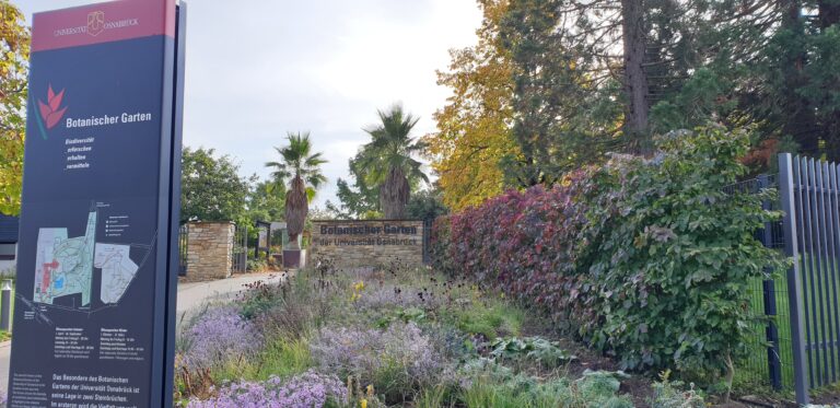 Der Eingang zum Botanischen Garten. Foto: Jutta Schulke/Uni Osnabrück