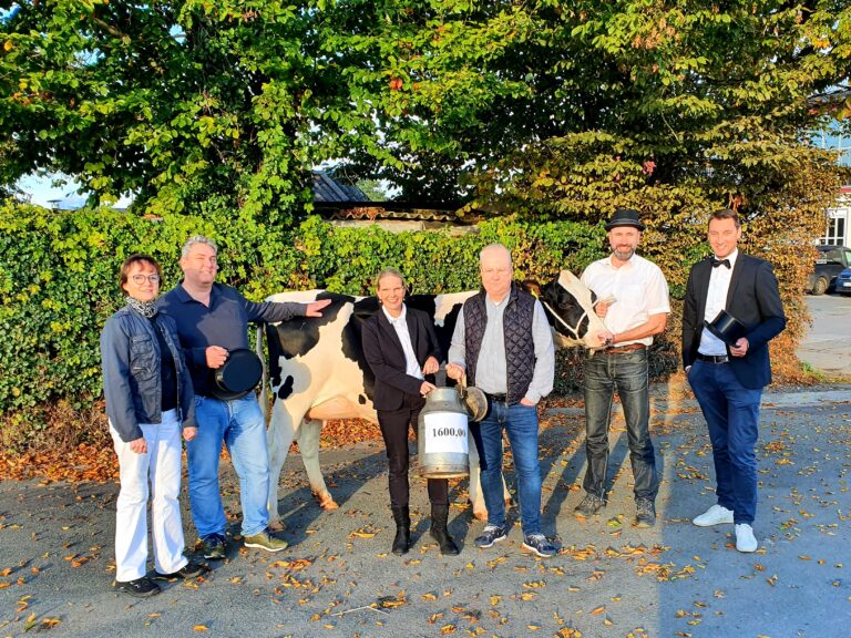 Pia Mohr, Florian Szabados, Christel Buermeyer, Hermann Große-Marke (Osnabrücker Tafel), Jörg Fritzemeier und Thomas Wollherr bei der Spendenübergabe mit dem Belted-Galloway-Bulle "Diabolo". / Foto: Lions Club