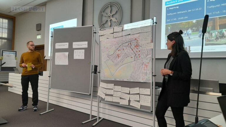 Kevin Hillen und Ilka Bürling von der Planersocietät moderierten die Veranstaltung und erarbeiteten gemeinsam mit den Teilnehmenden viele Punkte, die für Fußgänger im Bereich der „Vorderen Wüste“ noch verbessert werden könnten. /Foto: Brigitte Strathmann