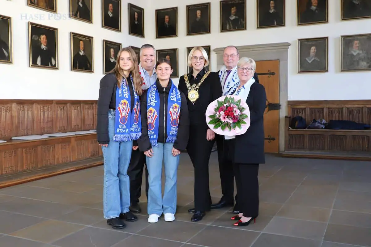Auf eine ausgelassene Karnevalssession freuen sich (von links) die Kinder-Stadtprinzessin Marie II. Ladener, René Herring, Präsident des Bürgerausschusses Osnabrücker Karneval, Lara Mühl, Adjutantin der Kinderstadtprinzessin, Oberbürgermeisterin Katharina Pötter sowie das Stadtprinzenpaar Klaus I. Kunde und Lena I. Danielsen. /Foto: Vonstein