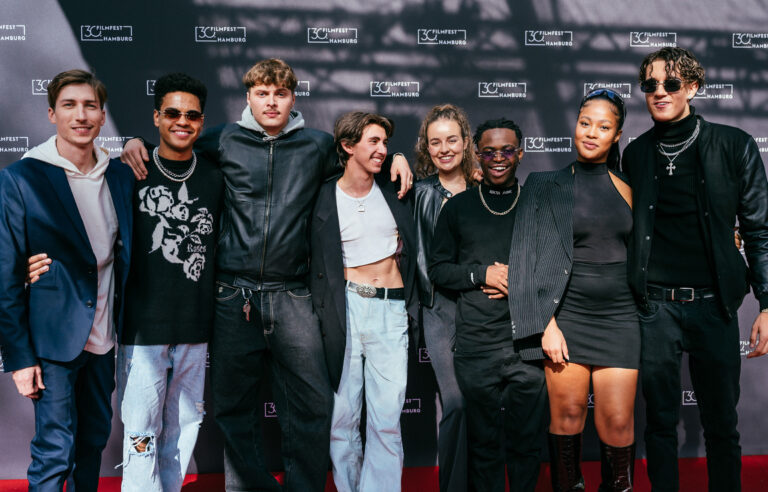 Regisseur Pascal Schröder mit den Darstellern von The Social Experiment" Esmael Agostino, Elmo Anton Stratz, Gustav Strunz, Autorin und Darstellerin Raffaela Kraus, Thapelo Mashiane, Emilia Djalili, Marven-Gabriel Suarez-Brinkert (v.l.n.r.) / Foto: Niklas Marc Heineke