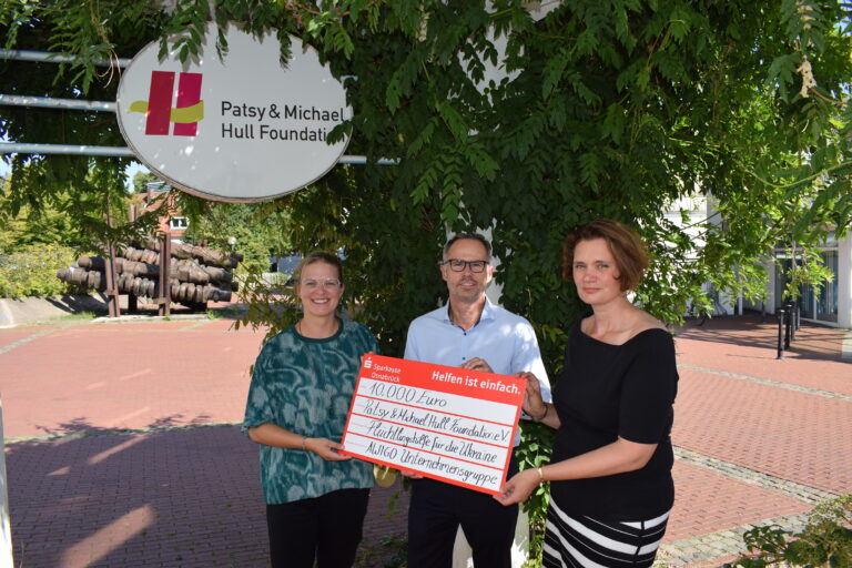 V.l.n.r.: Jennifer Krogull-Grüter, Geschäftsführerin des Patsy & Michael Hull Foundation e.V., nahm dankend den 10.000-Euro-Spenden-Scheck der AWIGO-Gruppe von Geschäftsführer Christian Niehaves und Betriebsratsvorsitzende Anke Olde Beverborg entgegen. / Foto: P. Konerding (AWIGO)
