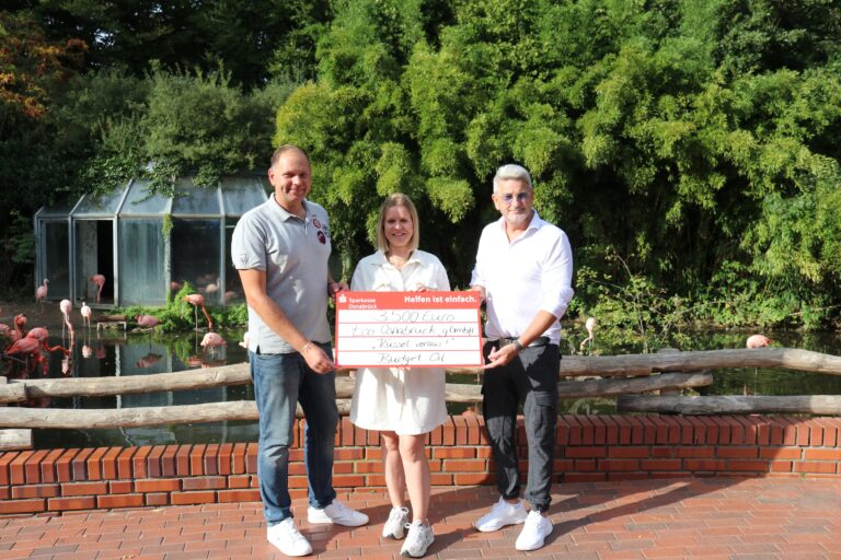 V.l.n.r. Michael Bevermann und Sabrina Mannig von der Tankstelle Budget Oil übergeben die Spende von 3.500 Euro an John McGurk, zuständig für Sponsoring und Fundraising im Zoo Osnabrück. Die Spende geht an das Projekt „Rüssel voraus!“ für den Umbau der Elefantenanlage. / Foto: Zoo Osnabrück (Lara Holzkamp)
