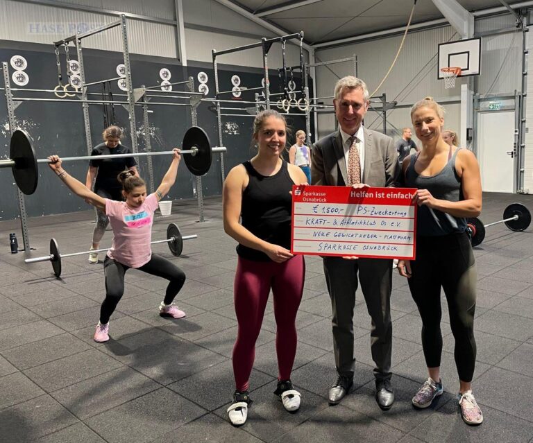 Scheckübergabe durch die Sparkasse Osnabrück an die beiden Vorsitzenden des Kraft- und Athletikklub Osnabrück e.V. während einer Trainingseinheit. (v.l.) Leonie Hunsche, Jürgen Wuttke, Sonja Zschaler. / Foto: Frauke Damerow