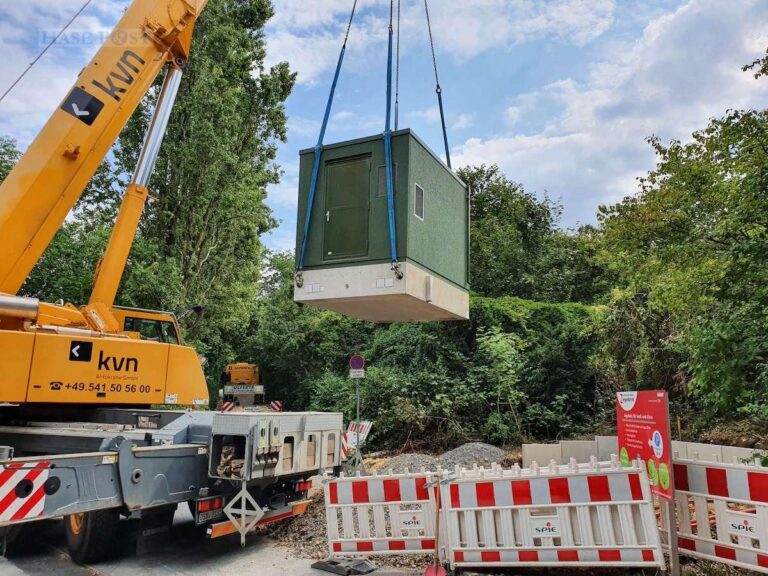 Der Hauptverteiler am Schölerberg wird aufgestellt. / Foto: Stadtwerke Osnabrück