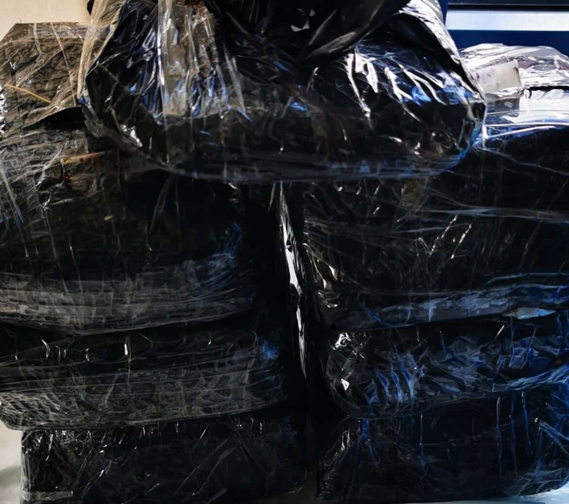 12 kg Amphetamin, die in sieben vakuumierten, mit schwarzer Folie umwickelten Paketen, auf der A30 transportiert wurden, sind von der Polizei sichergestellt worden. / Foto: Polizei