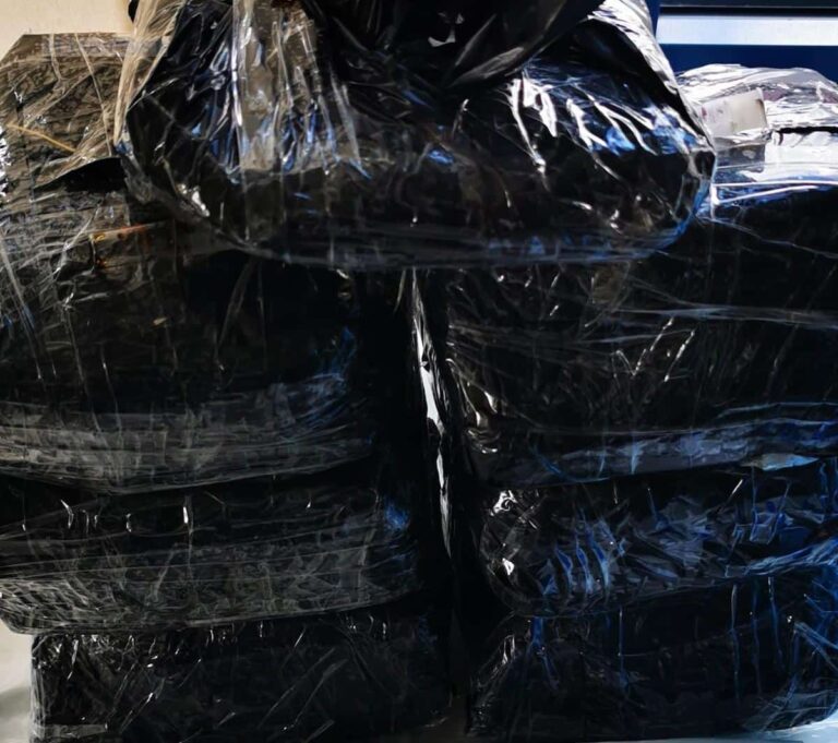 12 kg Amphetamin, die in sieben vakuumierten, mit schwarzer Folie umwickelten Paketen, auf der A30 transportiert wurden, sind von der Polizei sichergestellt worden. / Foto: Polizei