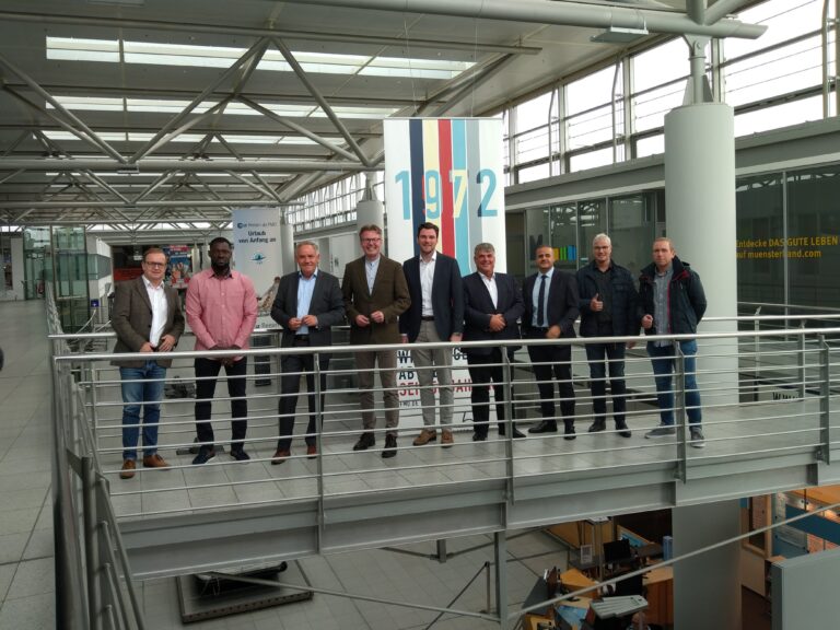 Claudio Schrock-Opitz (OFD), Bright Appiah Adu-Gyamfi (Hochschule Tromsø), Prof. Dr. Rainer Schwarz (Geschäftsführer FMO), Dr. Steffen Schrader (Hochschule Osnabrück), Nils Janßen (Geschäftsführer ACC), Andreas Ossenkopf (APS), Steven Yakup (Geschäftsführer APS), Michael Damne (PAD) und Michael Pohl (Geschäftsführer PAD) freuen sich über den den neuen Innovationsbund beim FMO. / Foto: Tischer