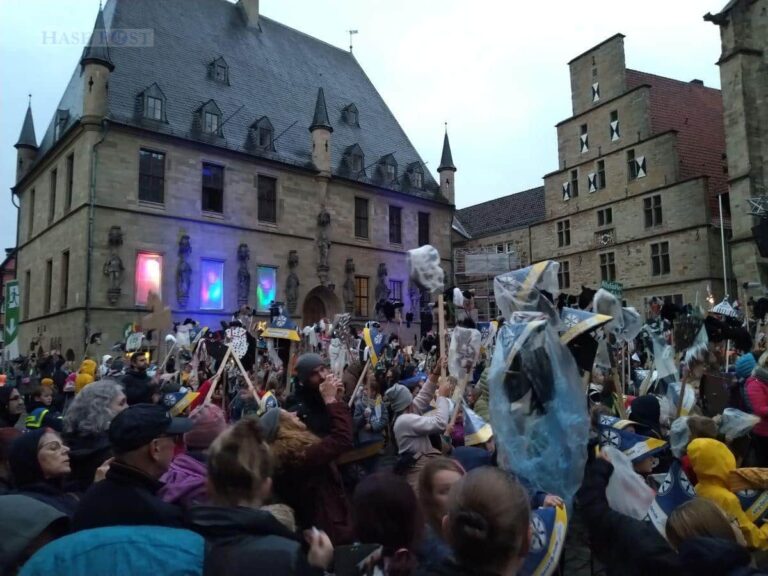 Das 71. Steckenpferdreiten endete traditionell vor dem Osnabrücker Rathaus. /Foto: Tischer