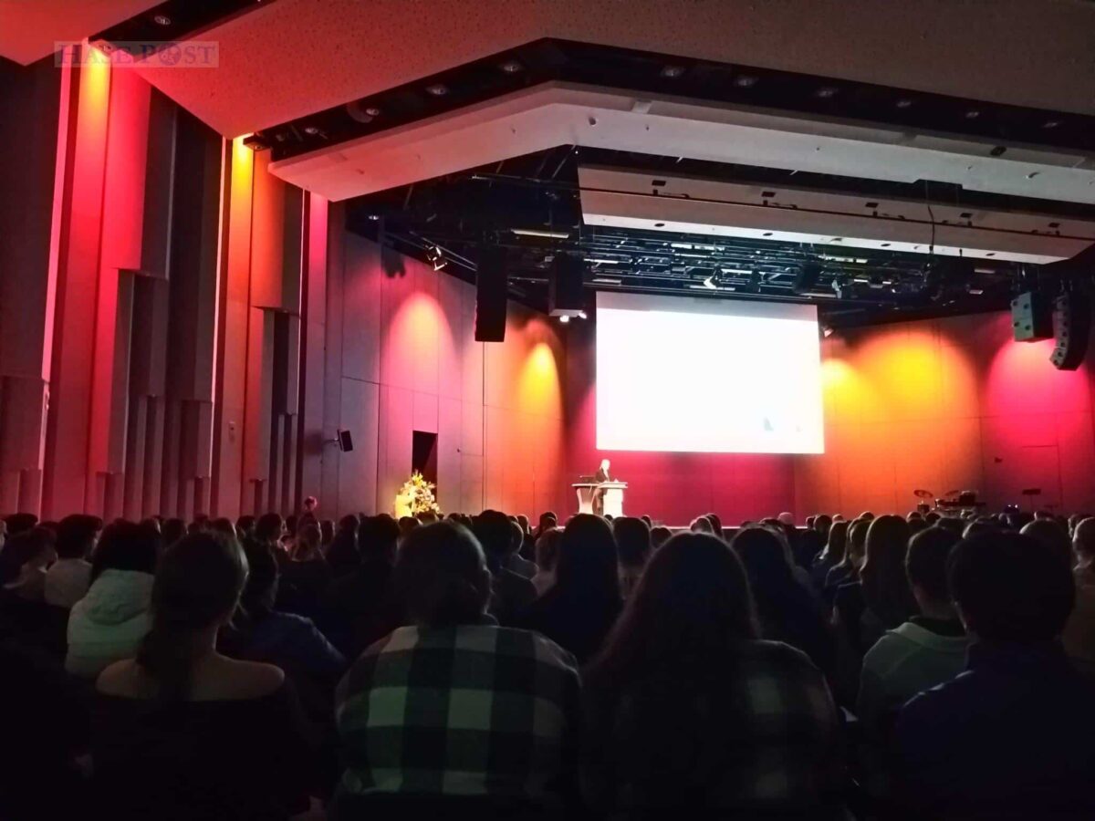 Die Universitätspräsidentin begrüßt 3.600 neue Studierende im Europa-Saal der OsnabrückHalle. / Foto: Tischer