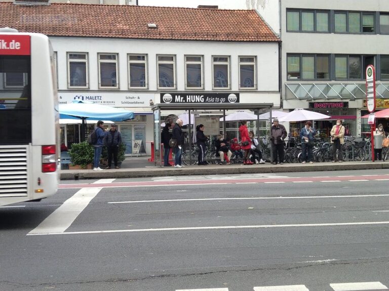 Wartehäuschen am Neumarkt / Foto: Tischer