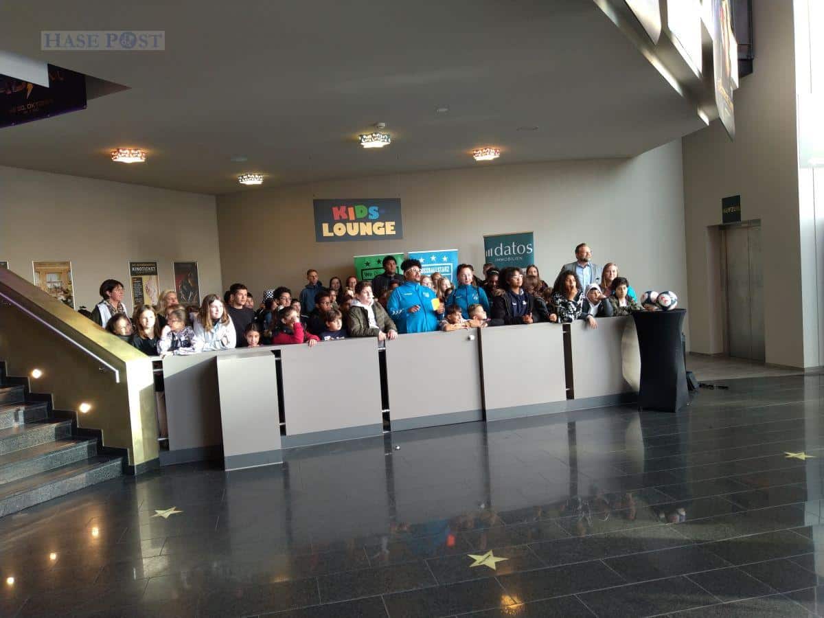 Rund 100 Kinder vom Fußballcamp FUSSBALLSTARZ schauten in der Hall of Fame den Film "Zu weit weg - aber Freunde für immer". / Foto: Tischer