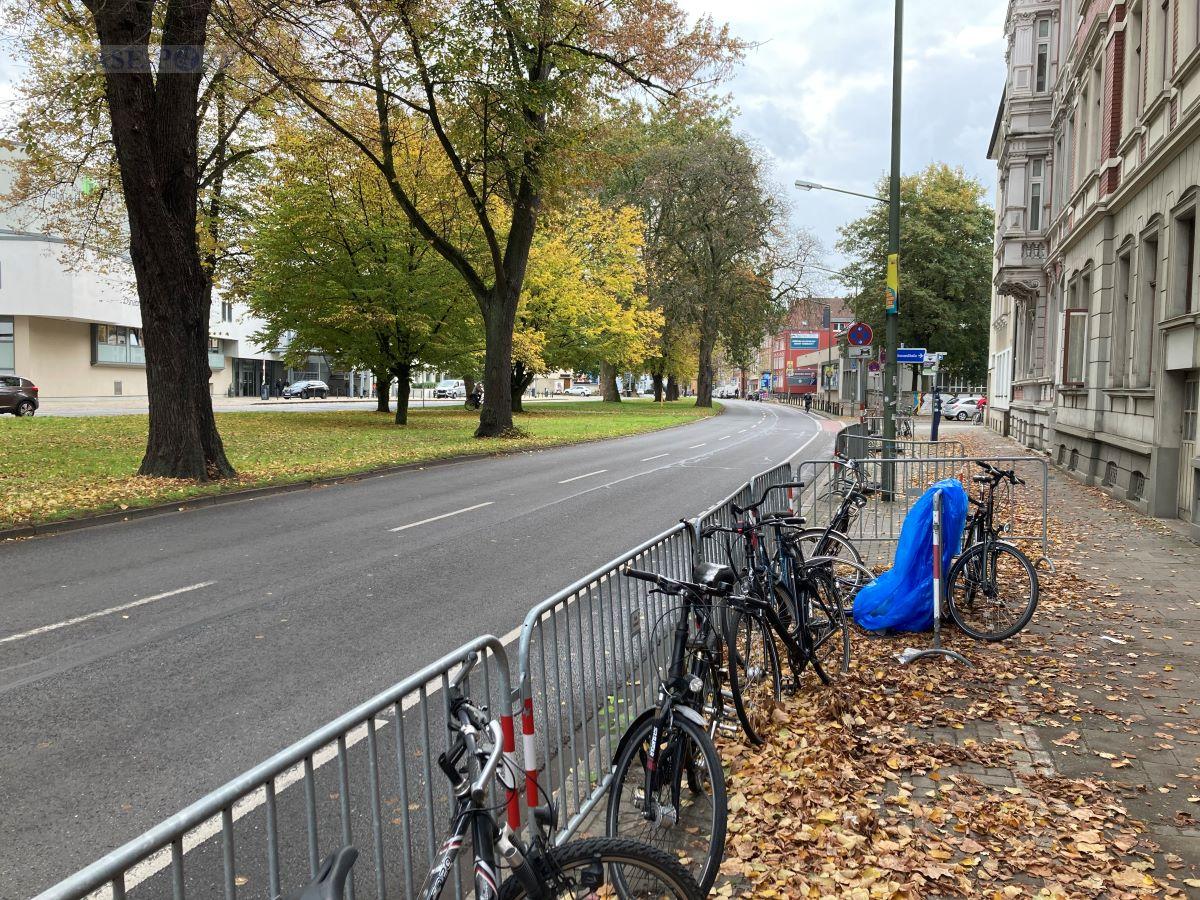 Die Absperrgitter am Schloßwall kommen weg. /Foto: Köster