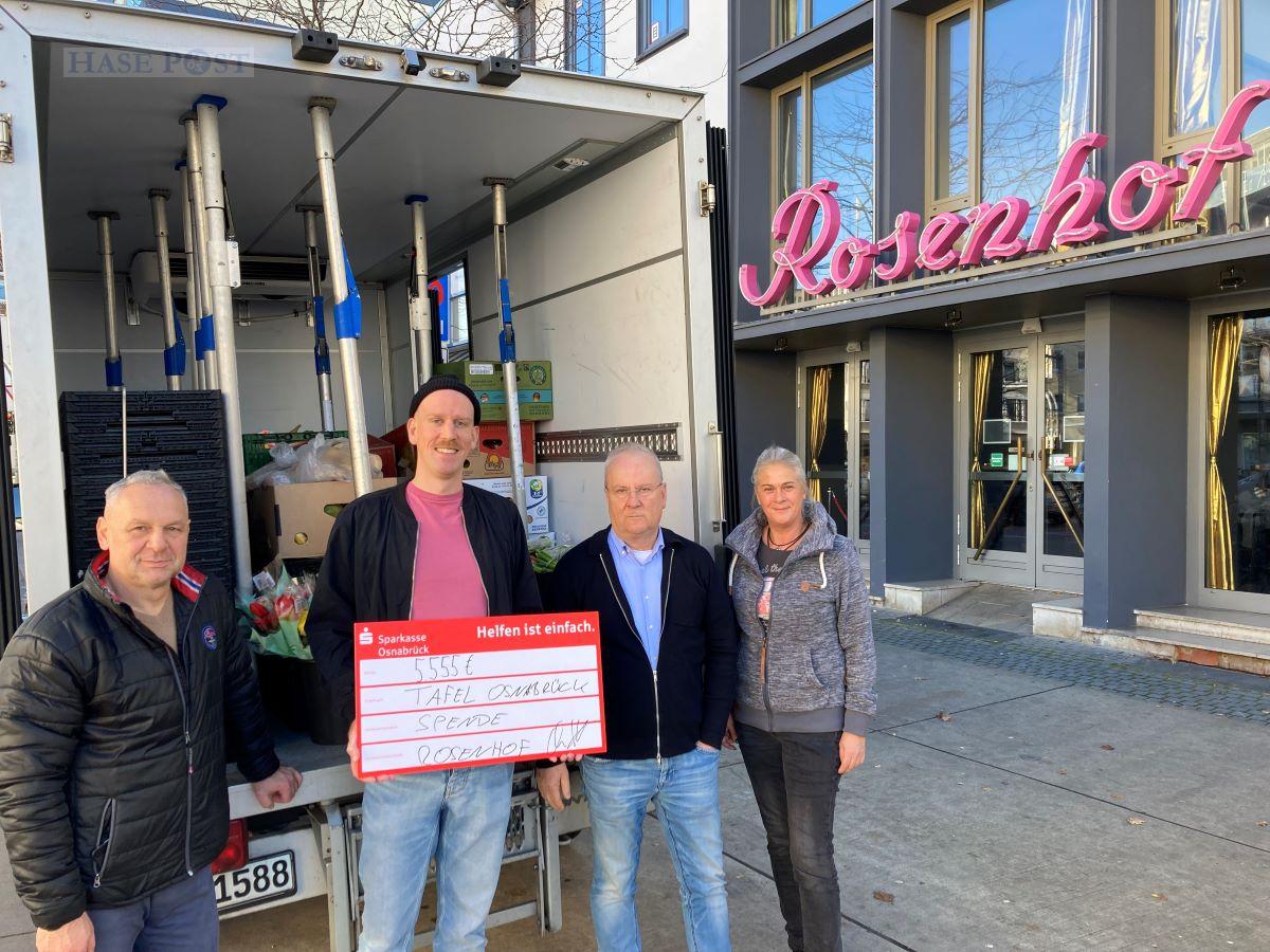 Spendenübergabe fand vor dem Rosenhof statt. (v. l.) Tafel Mitarbeiter Vitaliy Svystelnykov, Rosenhof Geschäftsführer Christoph Hengholt, Tafelleiter Hermann Große-Marke und Rosenhof-Mitarbeiterin Insa Richter, / Foto: Köster