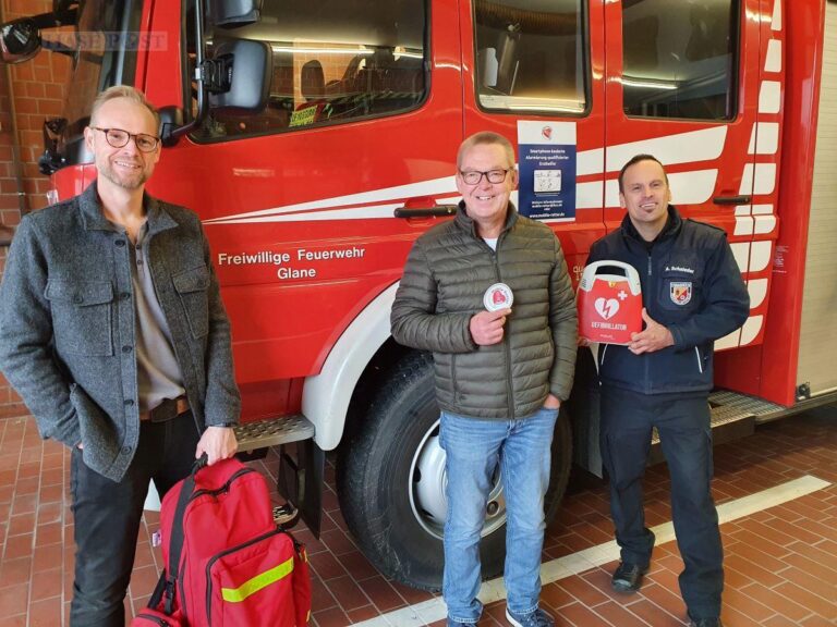 Frank Hengelbrock (Feuerwehrmann) wurde beim Zusammenbruch seines Bekannten Ralf E. (Mitte) durch die App der Mobilen Retter alarmiert und konnte ihm das Leben retten. Als Ansprechpartner beim Landkreis Osnabrück betreut Amin Schnieder (rechts) das Projekt der Mobilen Retter. / Foto: Landkreis Osnabrück