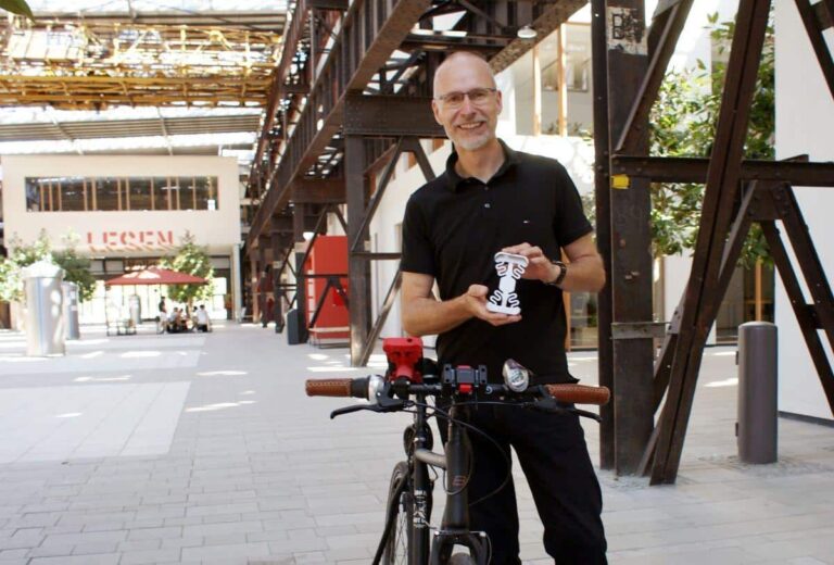 Prof. Dr.-Ing. Jürgen Adamek von der Hochschule Osnabrück hat eine neuartige Smartphone-Halterung erfunden und dafür nun ein Patent erhalten. / Foto: Hochschule Osnabrück