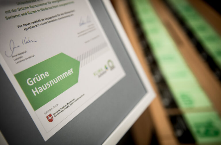 Urkunde für Hauseigentümerinnen und Hauseigentümer: Im Landkreis Osnabrück erhielten 16 besonders energieeffiziente Häuser die Grüne Hausnummer. / Foto: Aileen Rogge