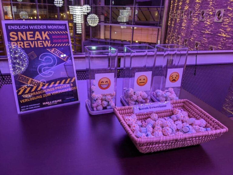 Mit Popcorn gaben die Sneaker ihre Bewertung zu „Der Passfälscher“ ab. / Foto: Hall of Fame