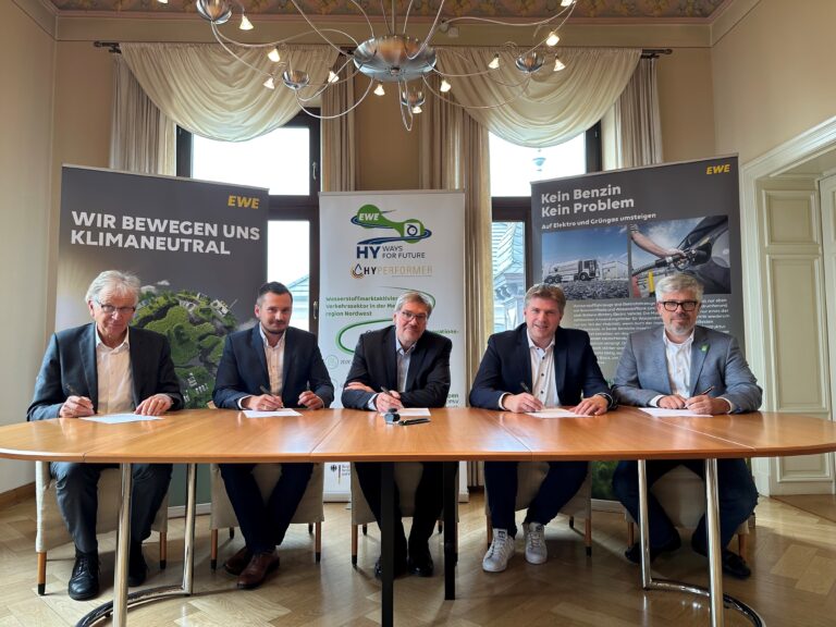 Rolf Meyer (KNI), Tobias Moldenhauer (EWE), Wolfgang zur Stadt (KME), Martin Hoffschroer (Q1), Dr.-Ing. Jean-Frédréic Castagnet (Georgsmarienhütte) unterzeichnen gemeinsam die Absichtserklärung. / Foto: Leonard Nordmann