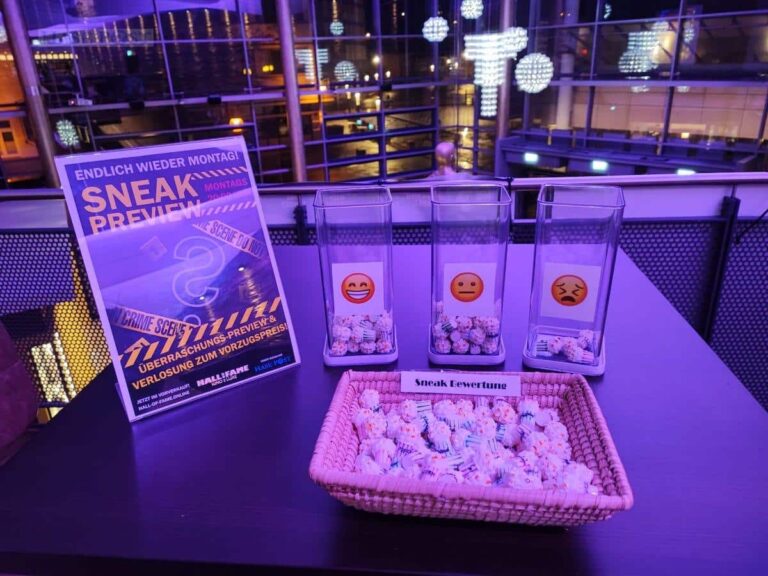 Mit Popcorn gaben die Sneaker ihre Bewertung zu „Bodies Bodies Bodies“ ab. / Foto: Hall of Fame