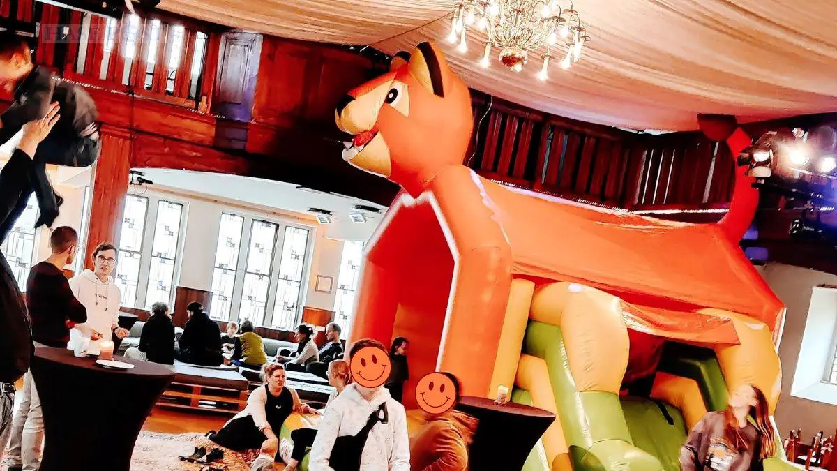 Die Hüpfburg in der Sharehaus Friedenkirche am Rosenplatz / Foto: Eifler