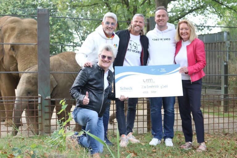 (von links) Andreas Busemann und John McGurk vom Zoo Osnabrück sowie Paul Janke, Dennis Spellbrink und Heike Busemann freuen sich über das Ergebnis des Benefiz-Fußballspiels / Foto: Zoo Osnabrück / Hanna Räckers