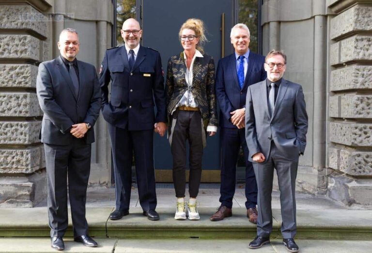 (von links) Abteilungsleiter Christian Schwarz, Michael Zorn mit Ehefrau Marina sowie Landespolizeipräsident Axel Brockmann und Polizeipräsident Michael Maßmann. / Foto: Polizeidirektion Osnabrück
