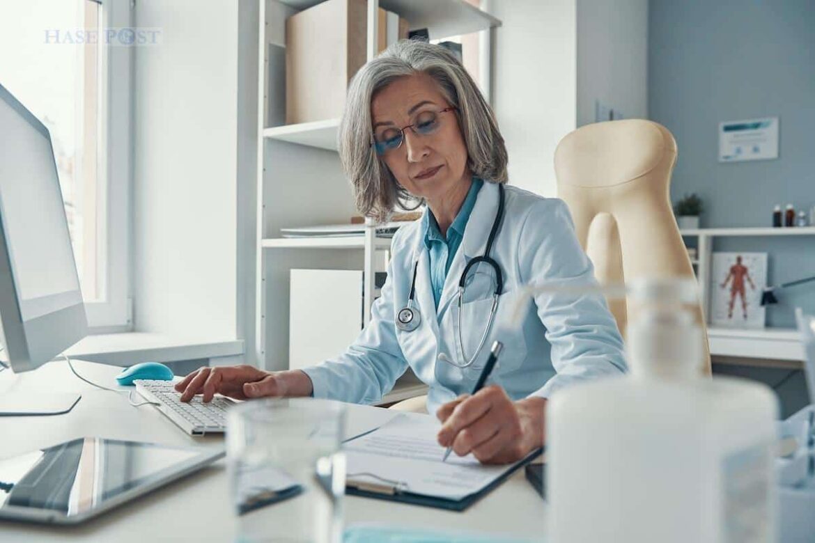 Ärztin im Behandlungszimmer am Computer, unsplash+