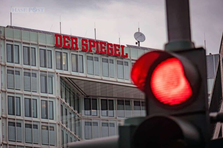 Der Spiegel Verlagshaus, Foto: IMAGO / Jürgen Ritter