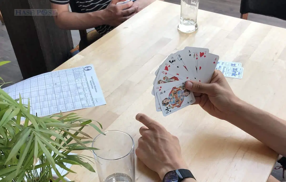 Auch wer noch kein Skat spielen kann, lernt das ganz schnell bei "Asse und Luschen". / Foto: Privat