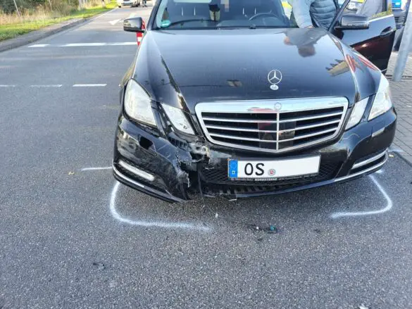 Kreuzungsunfall in Hellern – 3 Autos involviert, Stau bis auf die Autobahn