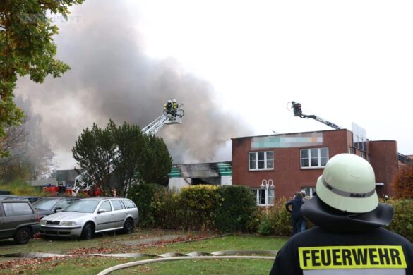 Werkhalle wird Raub der Flammen, schwarze Rauchwolke über Melle-Buer