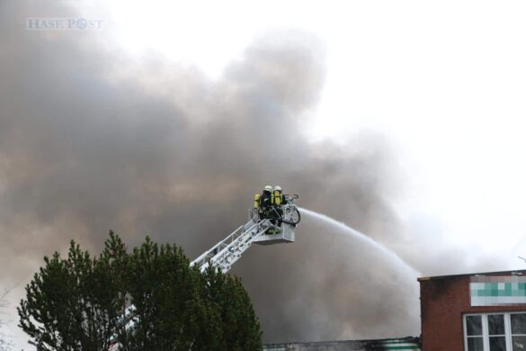 Werkhalle wird Raub der Flammen, schwarze Rauchwolke über Melle-Buer