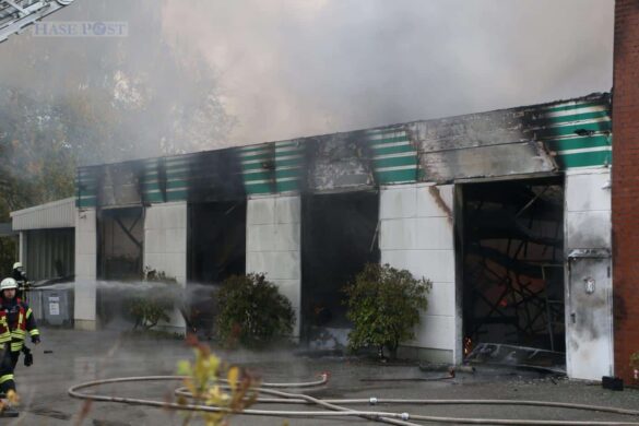 Werkhalle wird Raub der Flammen, schwarze Rauchwolke über Melle-Buer