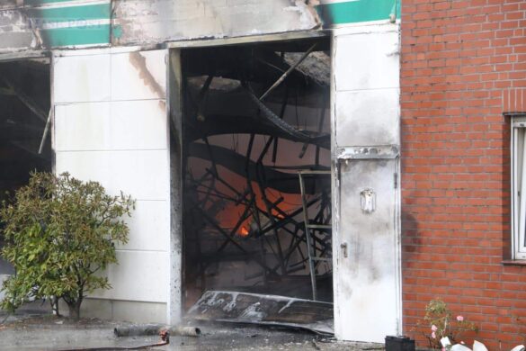 Werkhalle wird Raub der Flammen, schwarze Rauchwolke über Melle-Buer