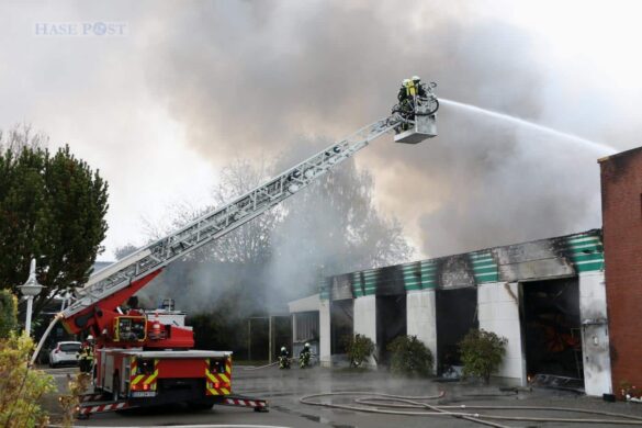 Werkhalle wird Raub der Flammen, schwarze Rauchwolke über Melle-Buer