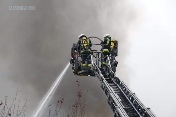 Werkhalle wird Raub der Flammen, schwarze Rauchwolke über Melle-Buer