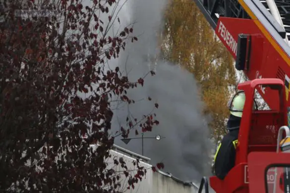 Werkhalle wird Raub der Flammen, schwarze Rauchwolke über Melle-Buer