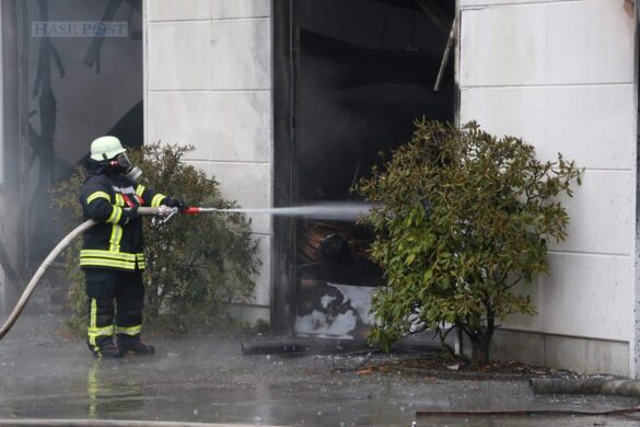 Werkhalle wird Raub der Flammen, schwarze Rauchwolke über Melle-Buer