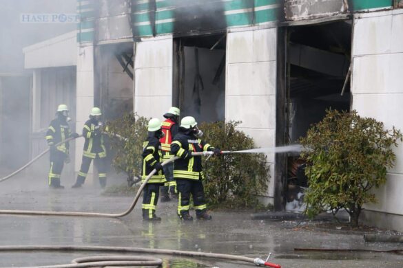 Werkhalle wird Raub der Flammen, schwarze Rauchwolke über Melle-Buer