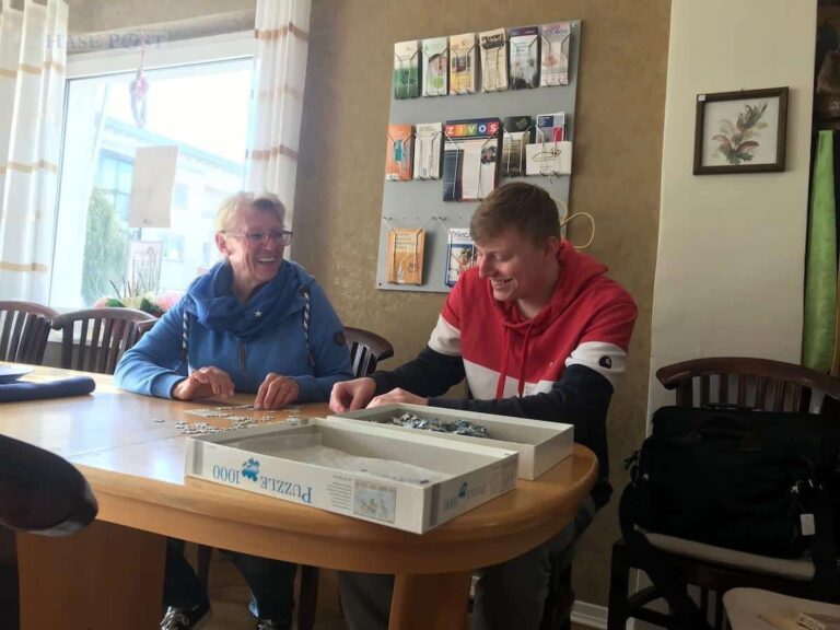 1000 Teile warten: Die ehrenamtliche Mitarbeiterin Uschi Wessel und der Freiwilligendienstleistende Tom Steinke bereiten das Puzzle für das neue Angebot im sozialen Laden in Osnabrück-Lüstringen vor. / Foto: Silvia Trienen
