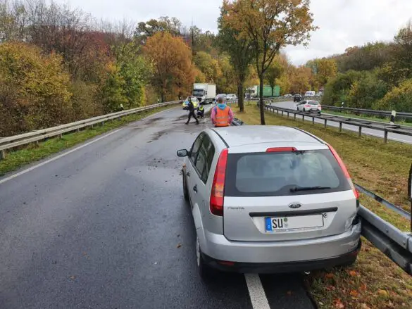 PKW gerät in Autobahnkreuz A30/A33 außer Kontrolle