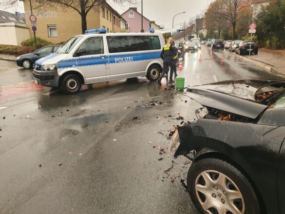 PKW kollidieren auf Sutthauser Straße