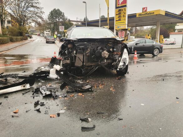 PKW kollidieren auf Sutthauser Straße