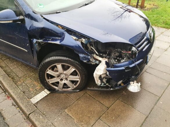 PKW kollidieren auf Sutthauser Straße