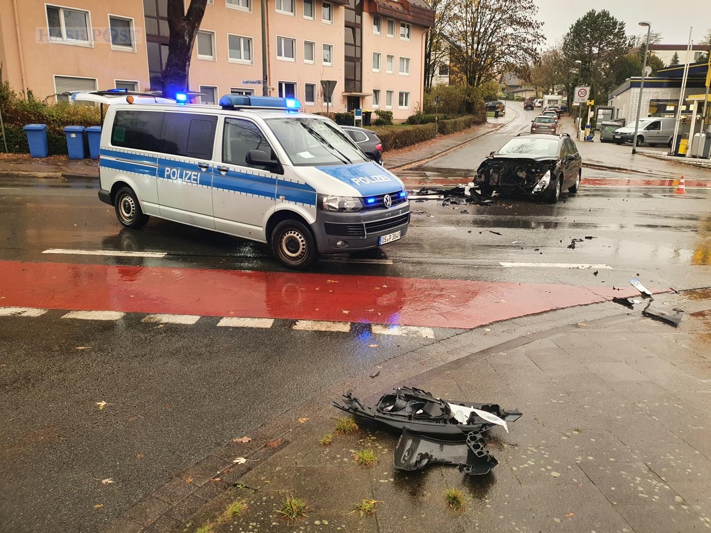 Zoobrücke Köln: Auto überschlägt sich bei Unfall mit vier Pkw