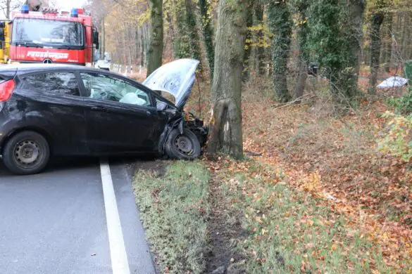 PKW kollidiert auf der B51 bei Ostercappeln mit Gegenverkehr und prallt gegen Baum